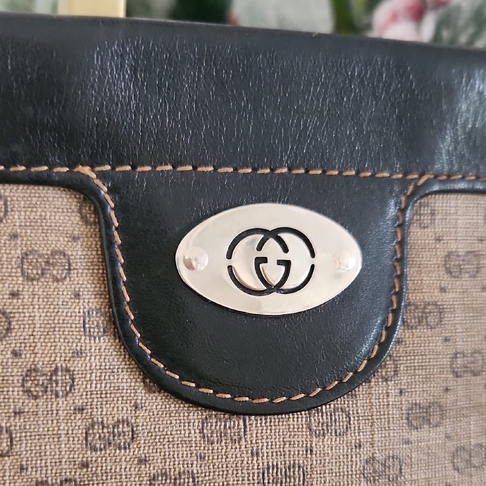 Gucci Crossbody In Elegant Brown And Tan GG Pattern..Gorgeous Classic Gucci! - Picture 2 of 12